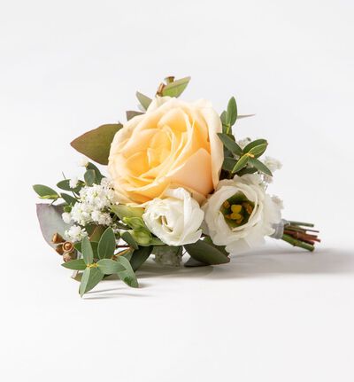 Knapphullsblomst med fersken rose og grønt Knapphullsblomst med fersken rose og grønt